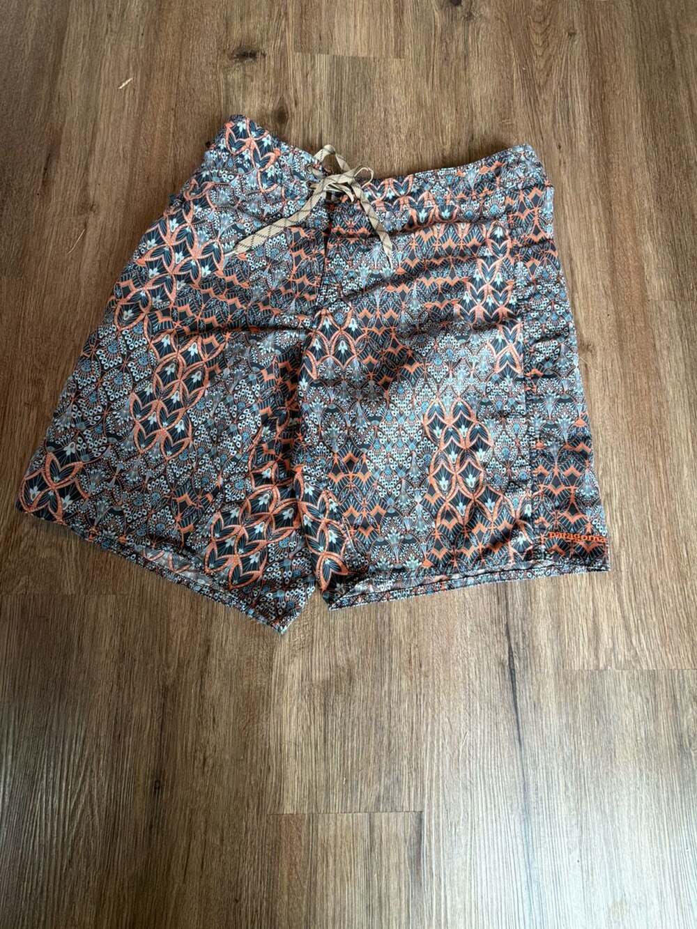 Patagonia Wavefarer Board Shorts Men's 32 Multicolor Floral Print